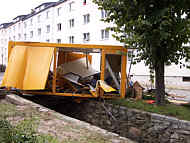 Angeschwemmter Baucontainer